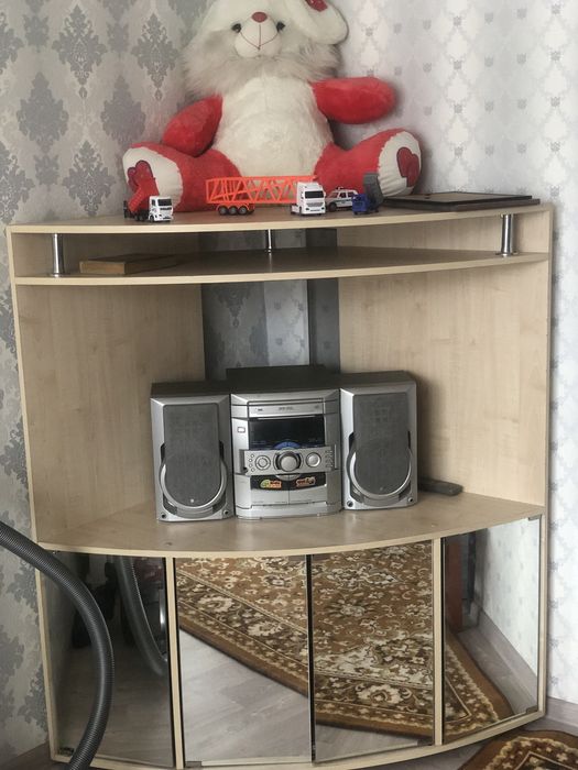 Продам угловую тумбу под телевизор