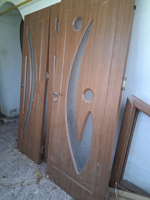 Vind usi de interior trei bucăți ,doar doua au și toc.