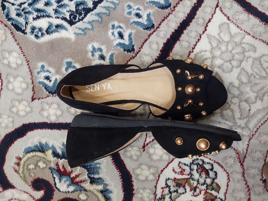 Jenskiy oyoq kiyimlar yengi