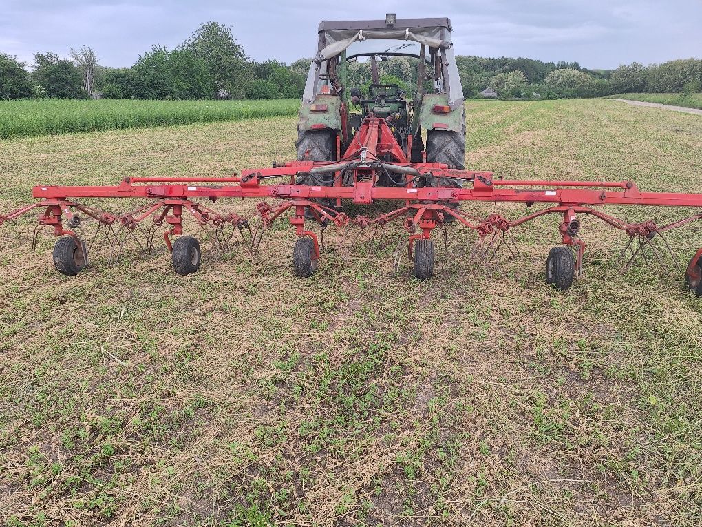 Grebla Greblatoare intors rasfirat imprastiat  Claas Volto 640 Fella