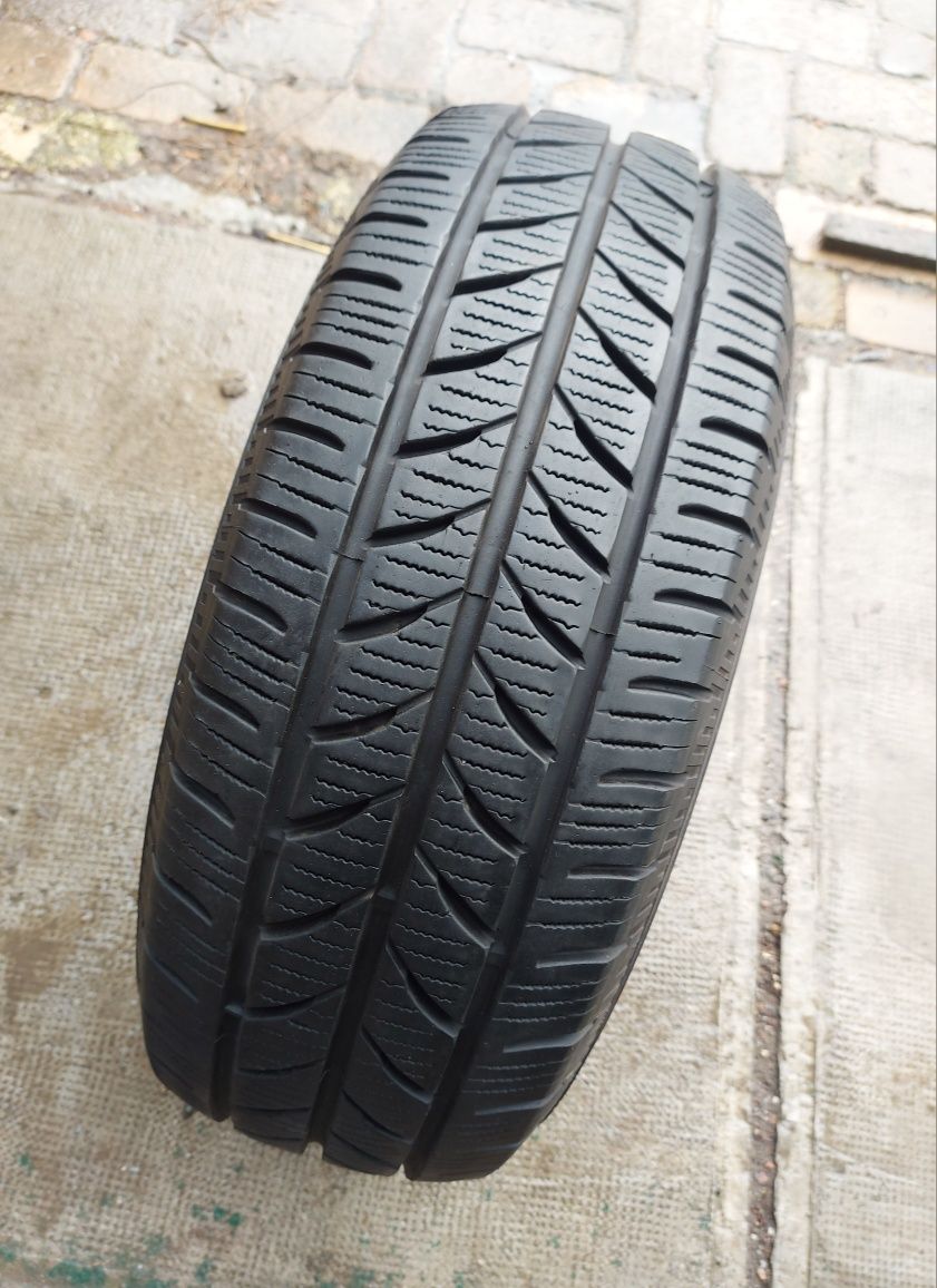 O bucată 235/65 R16C M+S iarnă - una Semperit Yokohama Falken Uniroy