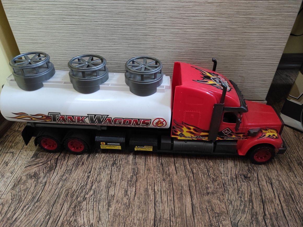 Кемпери Dicky toys и Камион-цистерна от Хиполенд