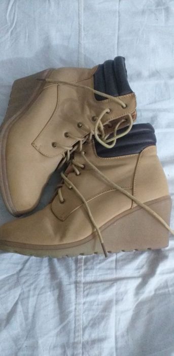 Vând cizme românești piele.