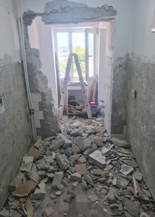 Demolari : case/pereți ,Decopertari : gresie/faianța, Transport Moloz