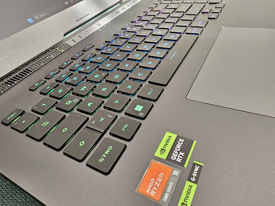 Asus G17 Ryzen 9 7940HX 5.4ghz , display QHD 2k 240hz NOU