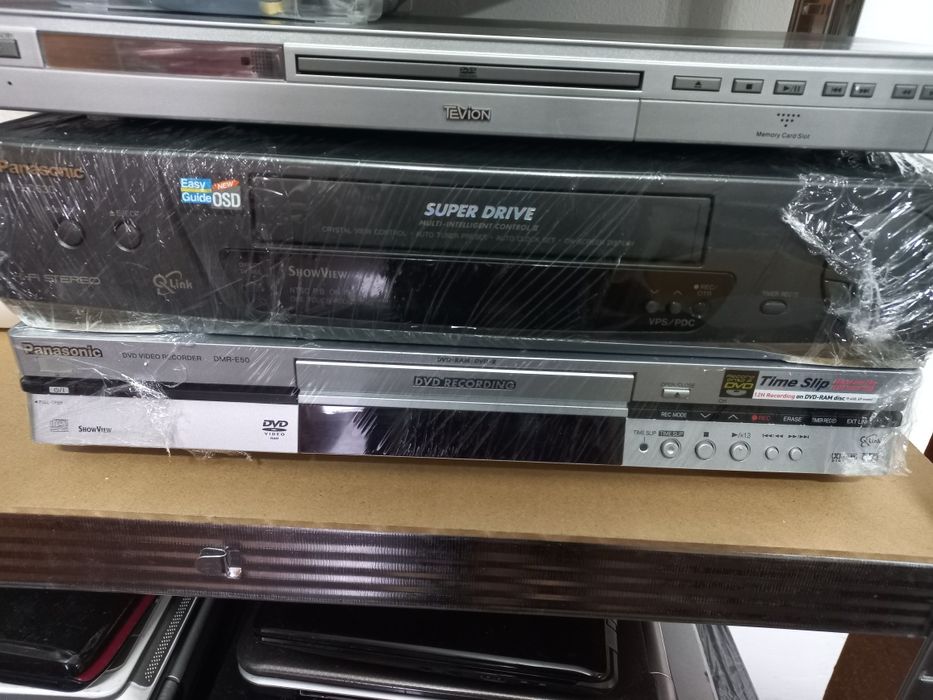 Panasonic NV-HD630 super vhs si panasonic DMR-E50 dvd recorder