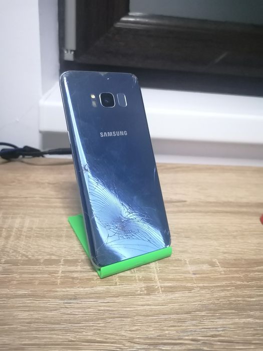 Vând 2 telefoane pentru piese – defecte (ecrane și spate sparte)