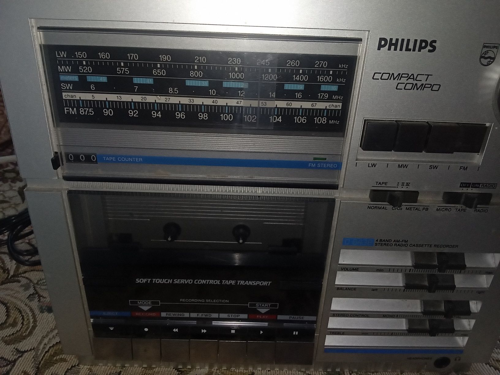 Радиокасетофон Philips D8434 без колони