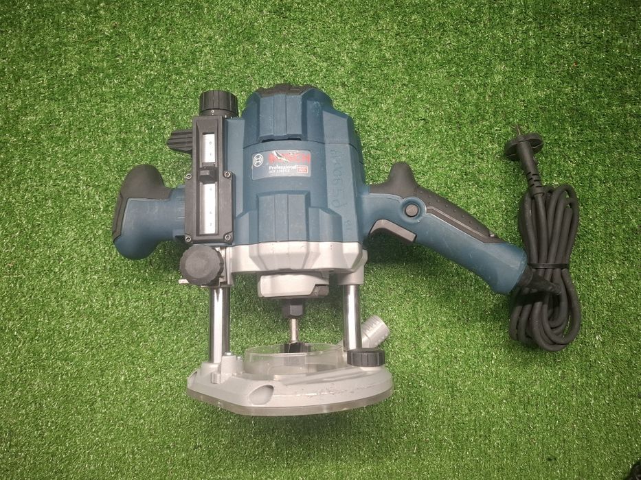 Оберфреза на Bosch GOF 1250 CE с регулаж на оборотите (2024 година)