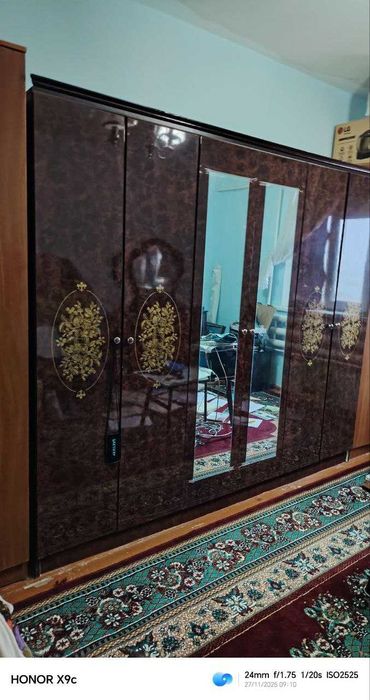 Двух спальная кровать, два шкафа для одежды,Трюмо,тумбочка-комплект