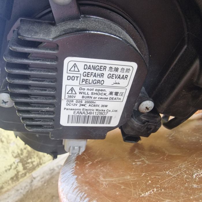 Nissan X-trail 2012 xenon десен фар