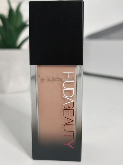 Фондьоте Huda beauty
