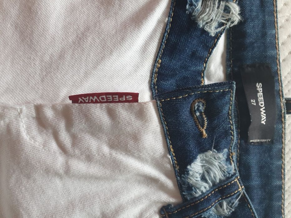 Чисто нови бели дънки с износен ефект, син дънков колан и ниска талия.