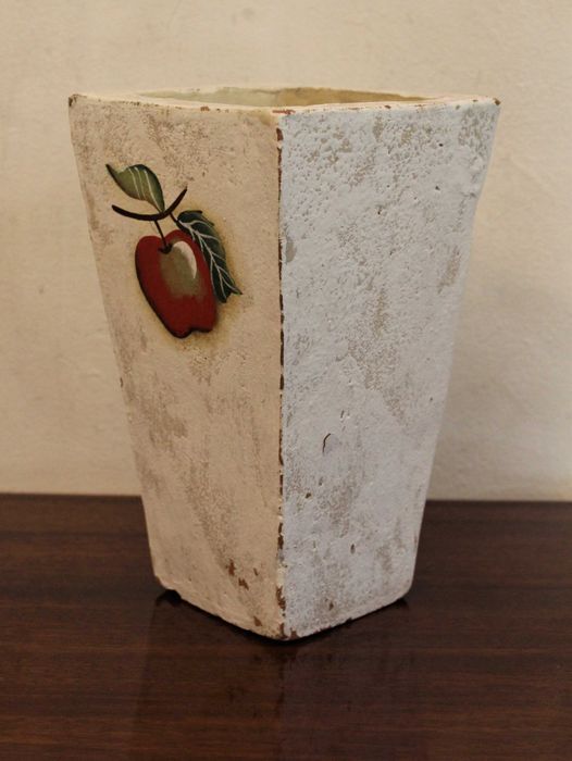 Рустикална ваза с ябълка
