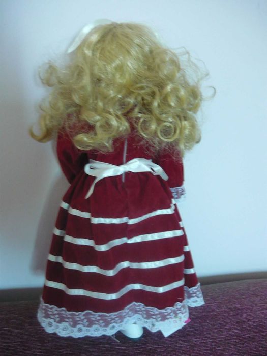 Колекционерска порцеланова кукла JULIE