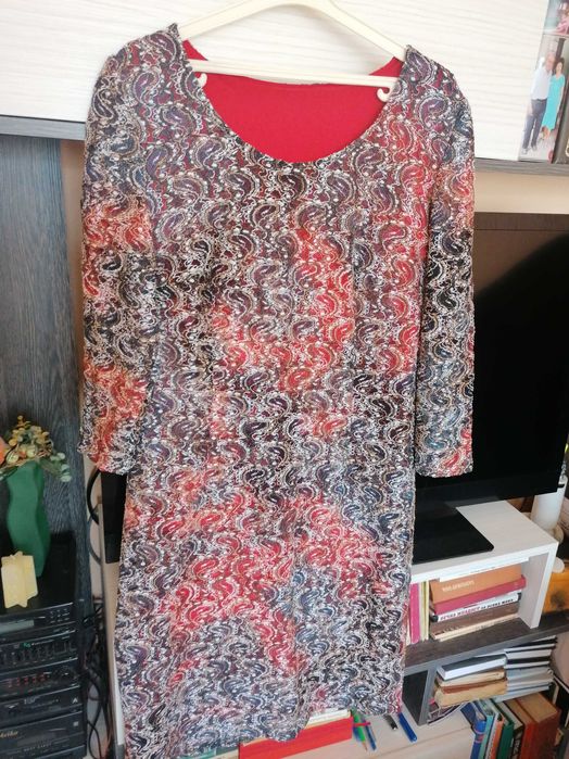 Дантелена рокля с подплата и 3/4 ръкав