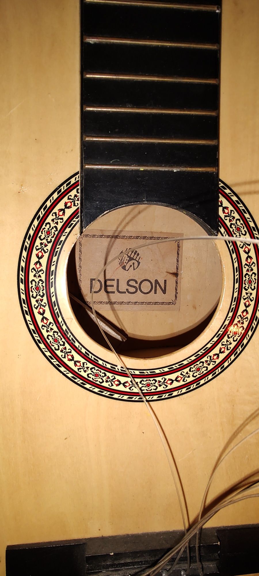 Vând chitară Delson cu corzi și grif
Marca Utok 80 cm. defec