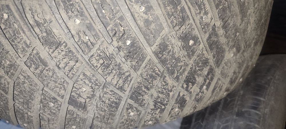 Комплект шипованой автоши́ны б у. Размер 235× 65 ×17