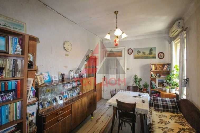 Тристаен!Площ 106 кв.м.!Иделаен център!Трети етаж!За ремонт!Код73449