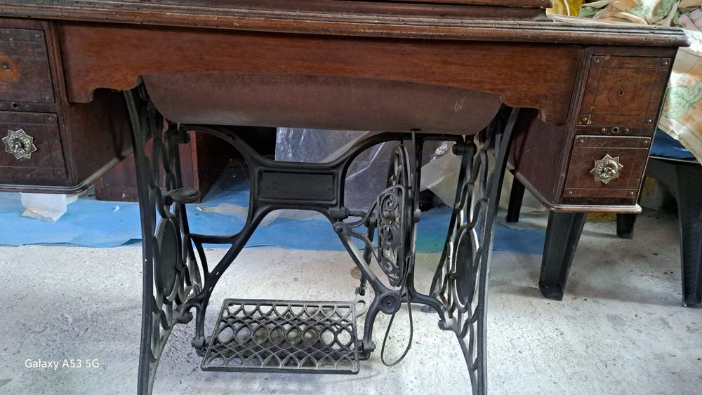 Vând masina de cusut Singer Model 15k