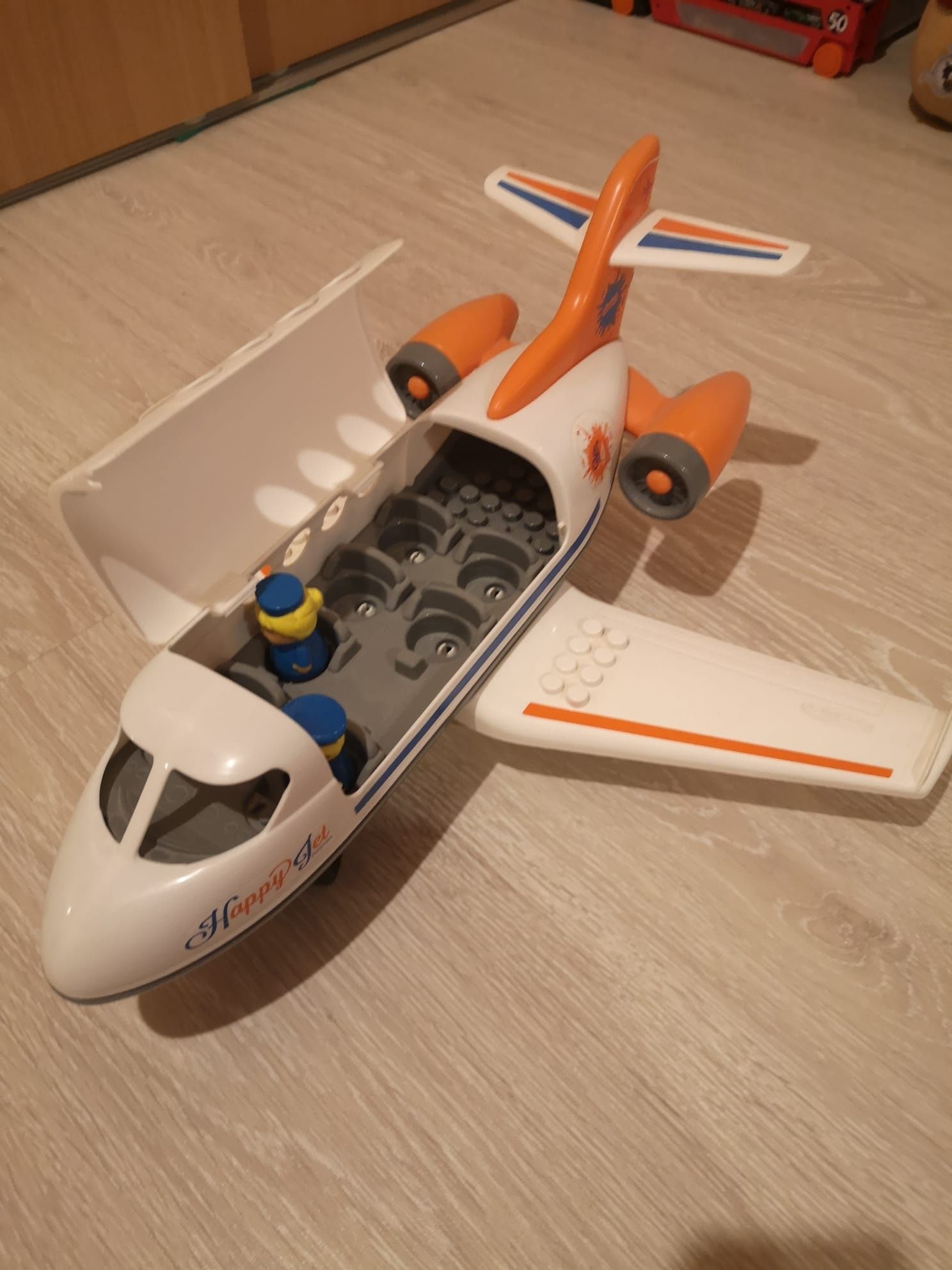 Avion de jucarie pentru copii mici.