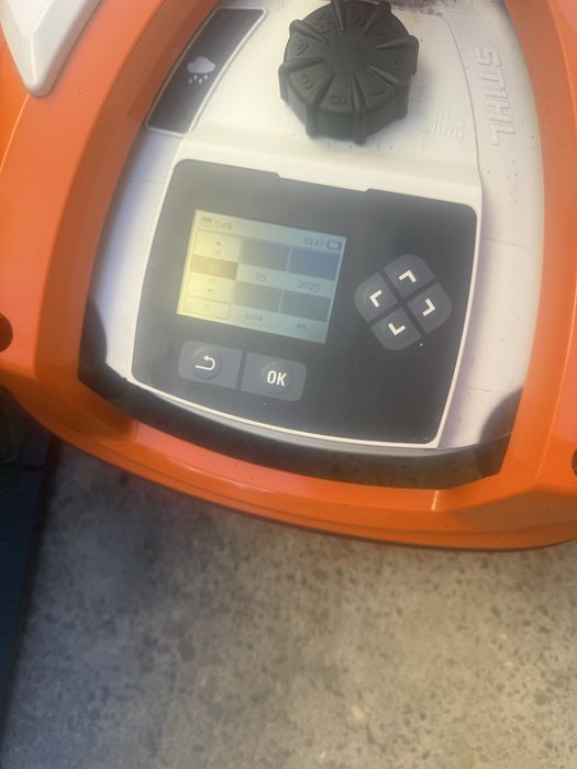Robot tuns gazon Stihl masina tuns iarba RMI 422.1