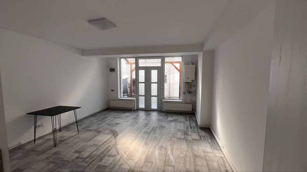 Vand apartament cu o camera sau spatiu birou