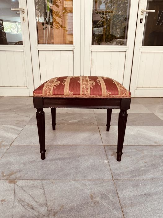 Класическа винтидж табуретка / пуф