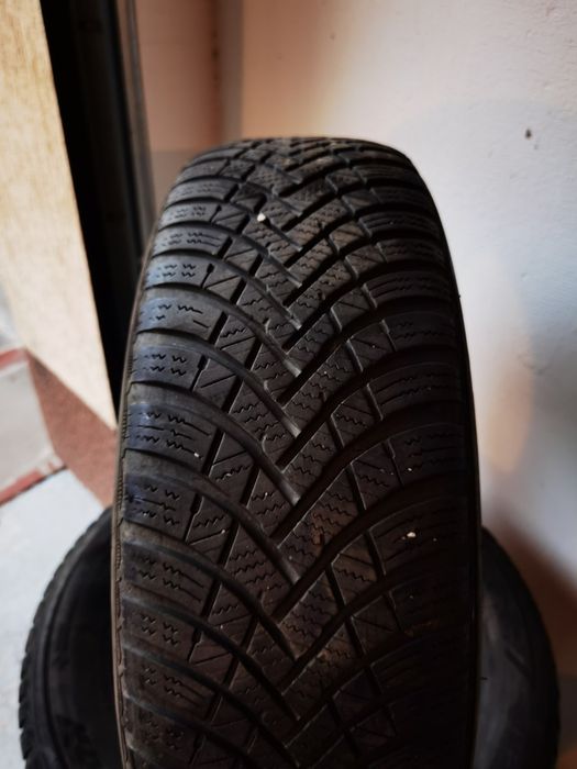 Vând anvelope iarnă Hankook 195 65 R15