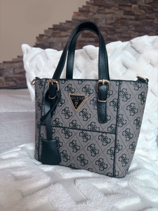 Guess чанта оригинална