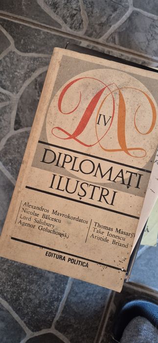 Vând cărți vechi foarte bine conservate