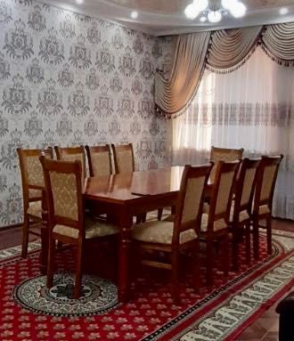 Стол - стулья , как новый , дсп дерево