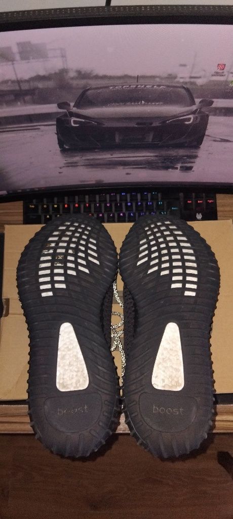 Продавам обувки YEEZY BOOST V2 с кутия!!!