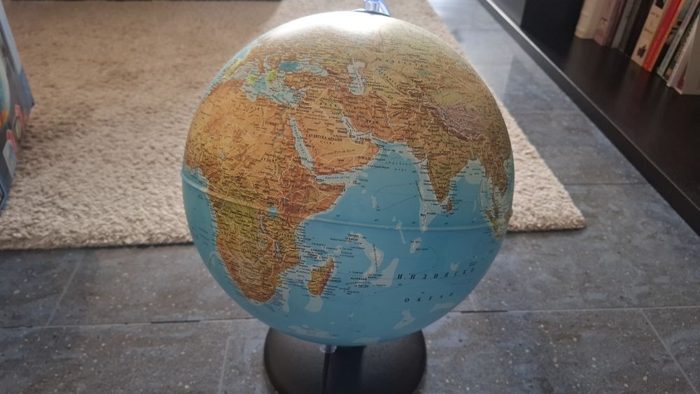 Светещ глобус, статив и кожен стол с амортисьор