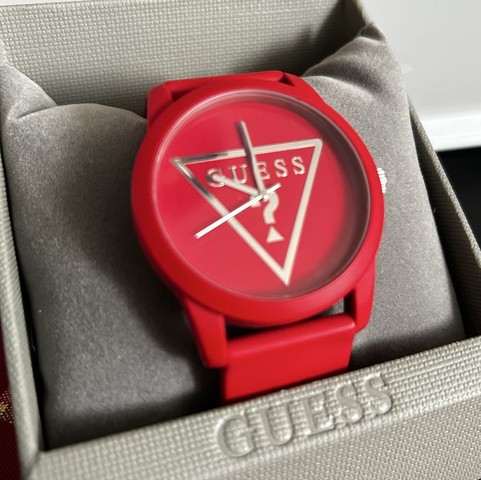 Червен часовник Guess