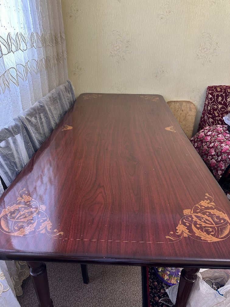 Продается большой стол со стульями