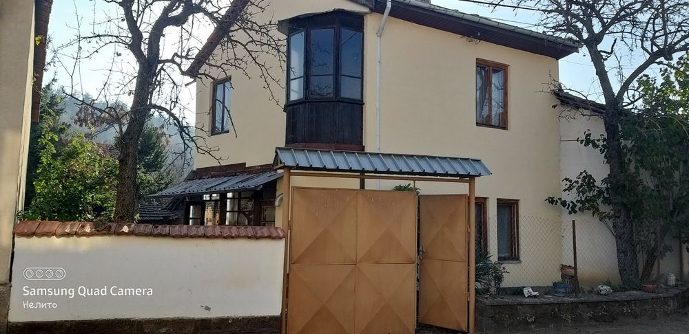 Продавам  двуетажна къща