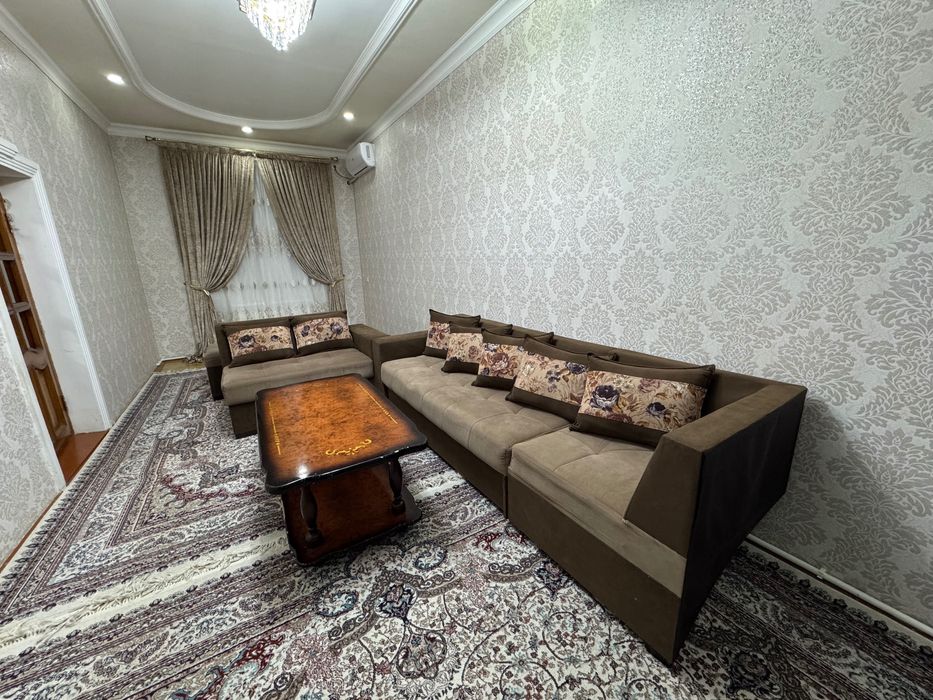 Mehmonxona uchun divan va stol kamplekt