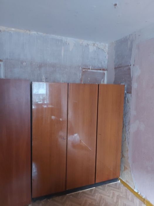 Продам шкаф советский, крепкий, на семную квартиру самый  то.