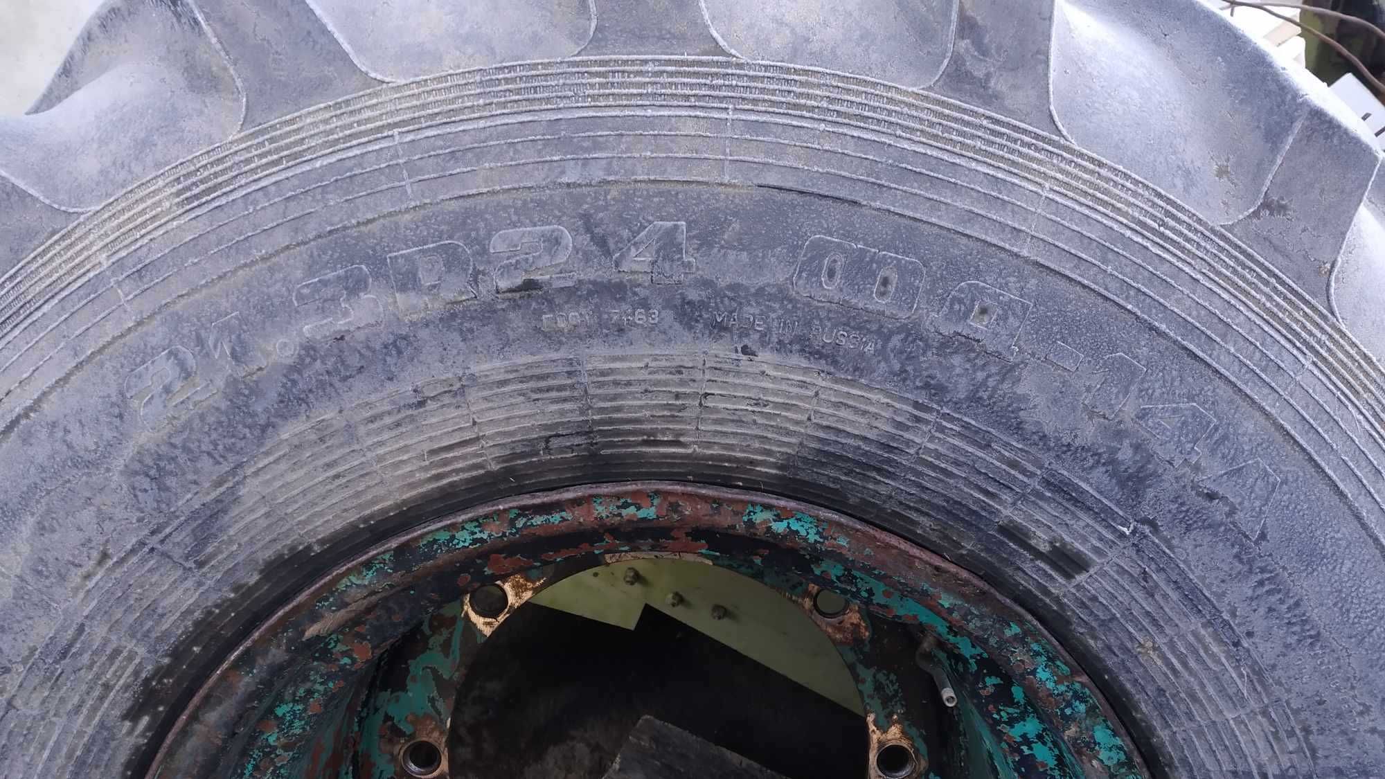 4 бр. Гуми с джанти за селскостопански трактор Т - 150