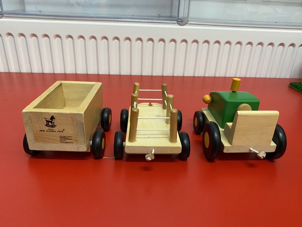 New Classic Toys tractor cu 2 remorci din lemn