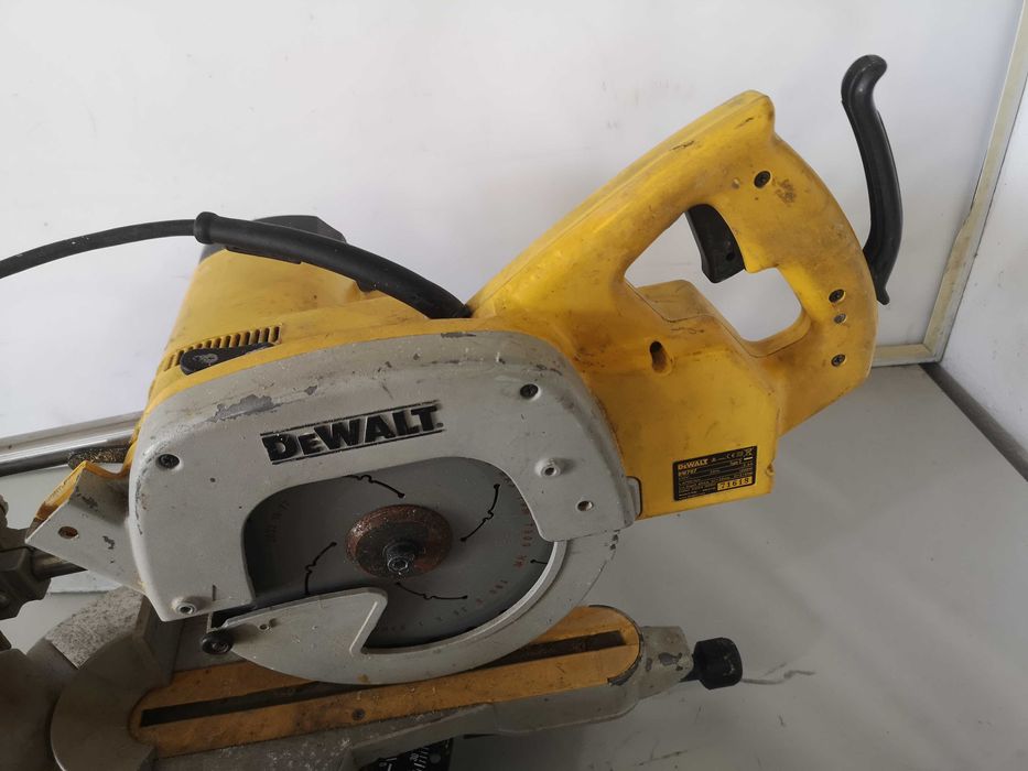 Циркуляр пендула - Dewalt 1200W / 216mm