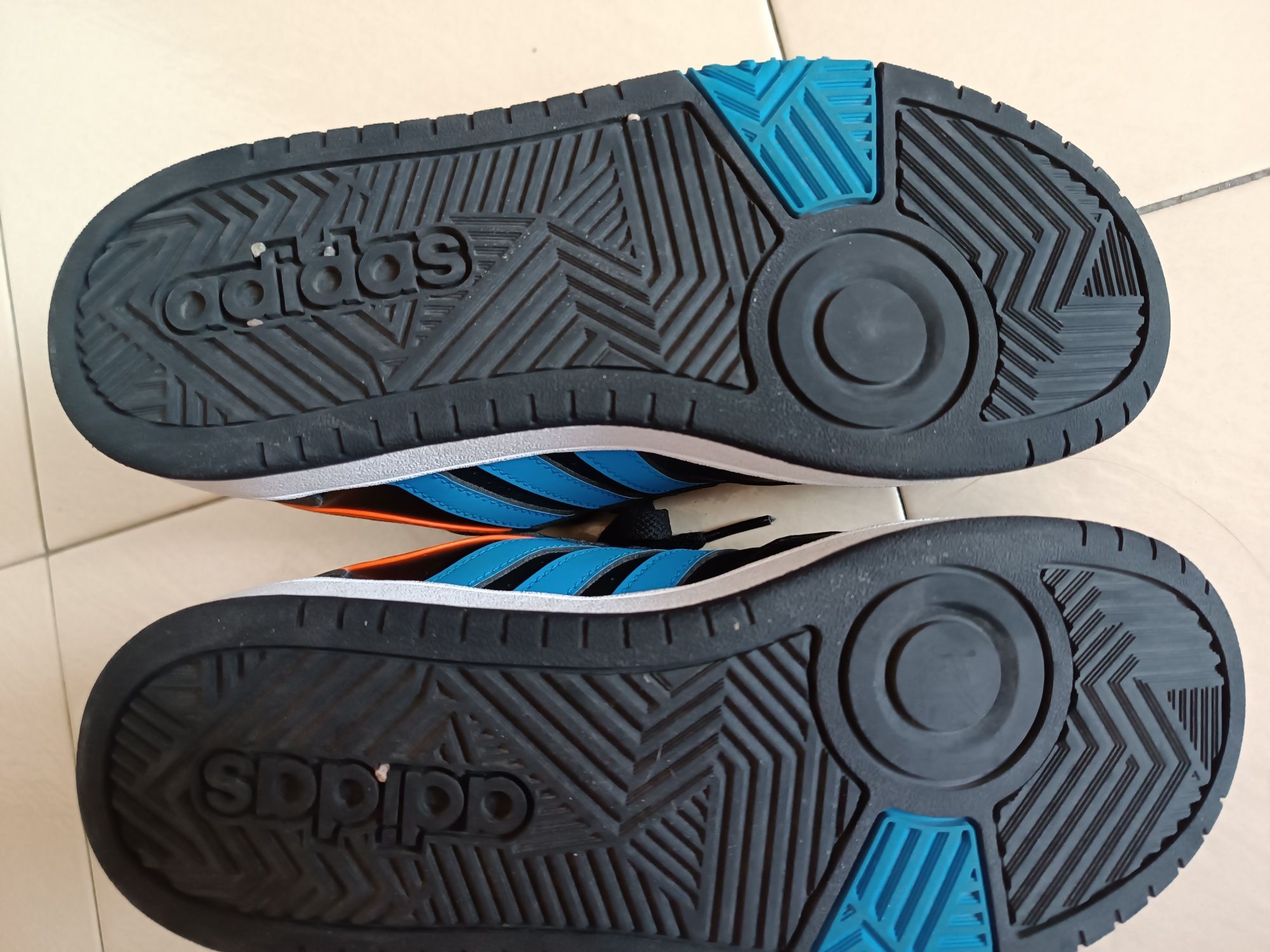 Маратонки adidas р-р  35