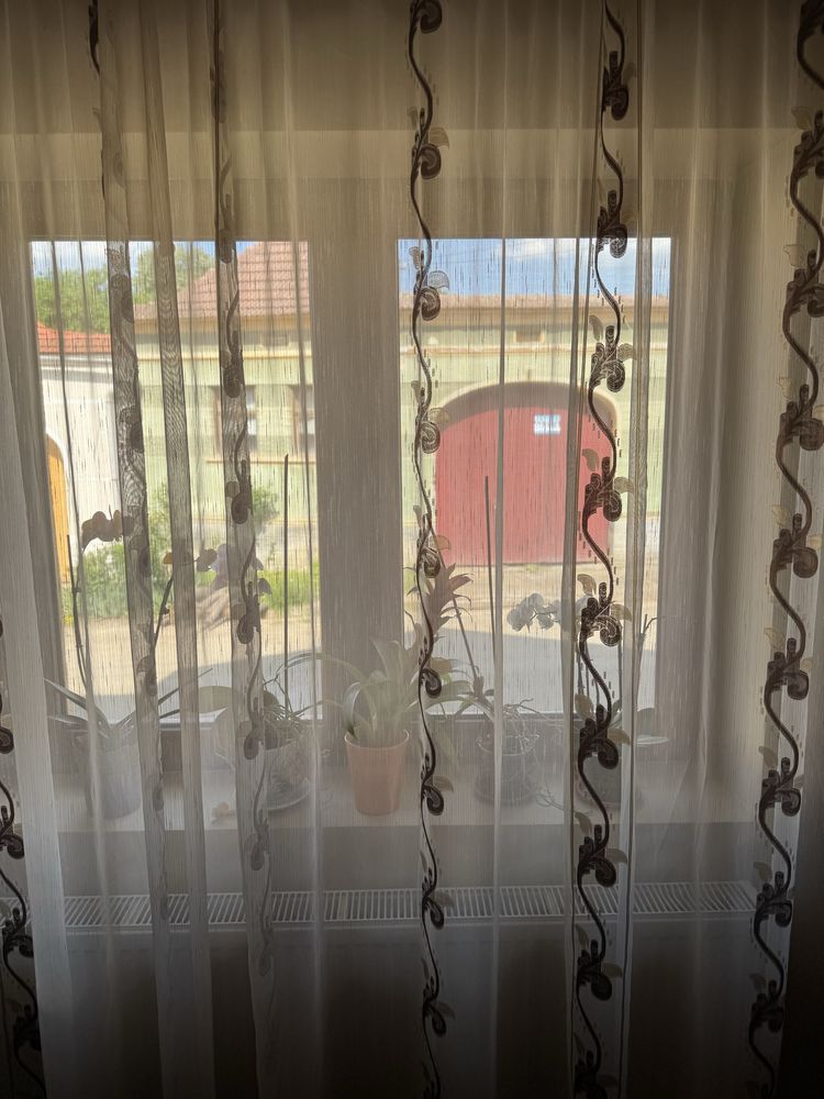 Perdea cu detalii maro