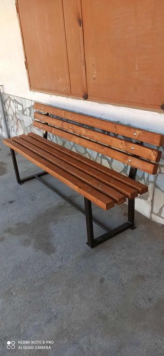 Дървена пейка с метални крака