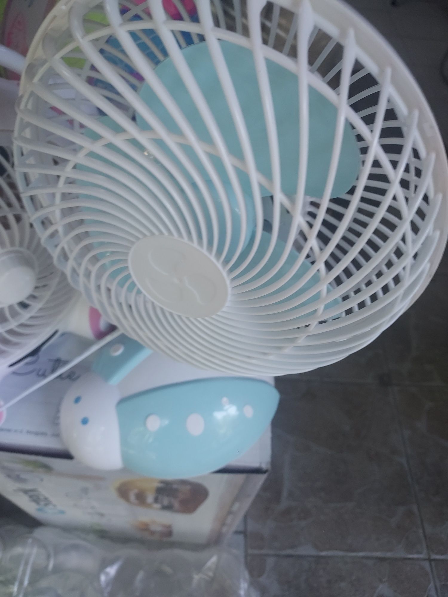 Ventilator birou 20 cm nou. Cel roz bazează stanga dreapta