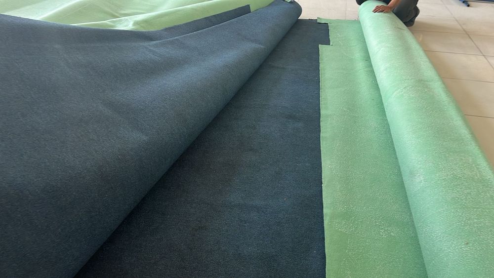 Продам ковролин и комплект занавесок б/у в хорошем состоянии