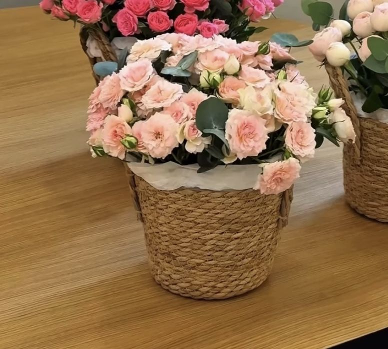 Свежие пионовидные розы в корзинке