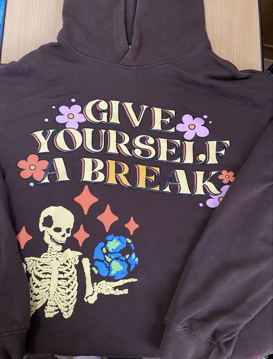 Hanorac oversize maro cu imprimeu skeleton & mesaj ,,Give You a Break”