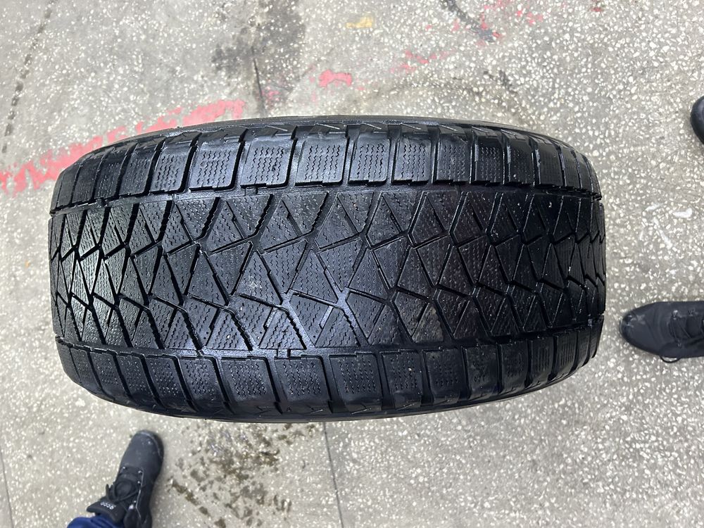 Продам резину липучка Bridgestone Blizzak 285/50/20